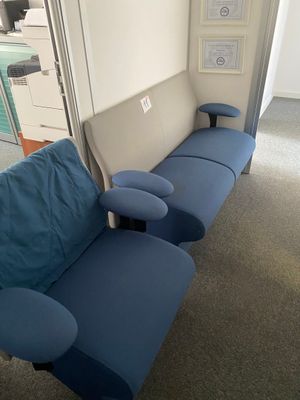 un canapé bleu et un fauteuil bleu dans une pièce