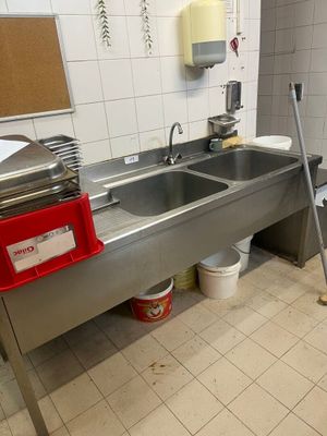 une cuisine avec un évier et une poubelle