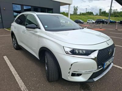 la photo d'une voiture blanche garée dans un parking