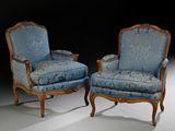 une paire de fauteuils rembourrés bleus dans une pièce sombre