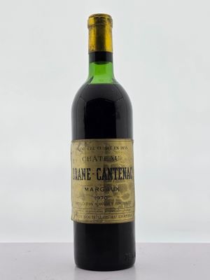 une vieille bouteille de vin posée sur une table
