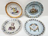 trois assiettes à motifs différents posées sur une surface blanche