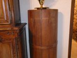 un vase posé sur un socle en bois dans une pièce