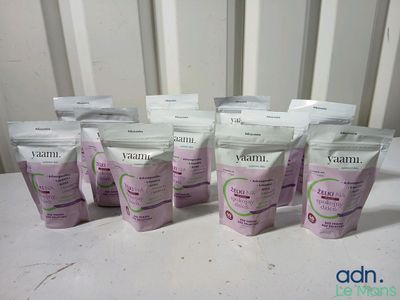 six sachets de vitamines en poudre posés sur une table