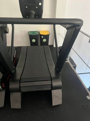un tapis de course à la salle de sport