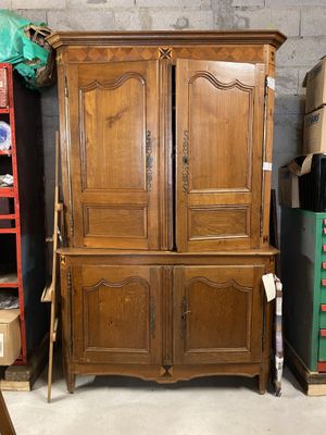 une armoire en bois dans une pièce où se trouvent de nombreuses boîtes