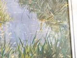 une photo d'un tableau représentant un étang dans l'herbe