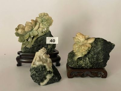 trois pierres vertes et blanches ornées de fleurs