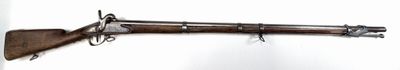 un fusil accroché au mur