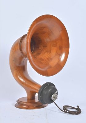 une vieille enceinte en bois posée sur un pied, avec un cordon