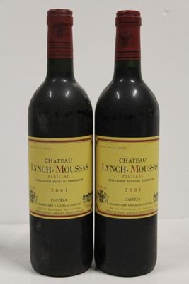 deux bouteilles de vin posées l'une à côté de l'autre sur une surface blanche