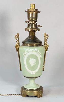 une lampe posée sur une table