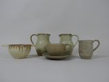 trois tasses et une soucoupe posées sur une table