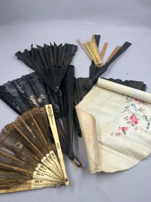 de nombreux types de parapluies posés sur la table