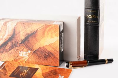une boîte contenant un stylo et une boîte contenant un livre