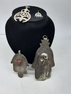 deux figurines en argent représentant un homme et une femme, posées sur une table