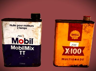 deux bidons d'huile posés l'un à côté de l'autre
