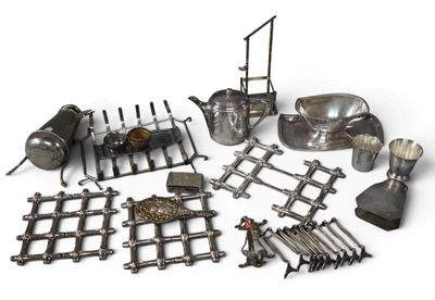 beaucoup d'objets en argent sur une surface blanche