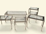 trois tables avec un plateau en verre sur fond blanc