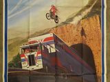 french movie poster for the film le casse - cou, with a man on a motorbike jumping over a bridge