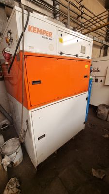 une machine orange et blanche qui se trouve dans un bâtiment