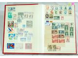 un livre ouvert avec des timbres sur une table