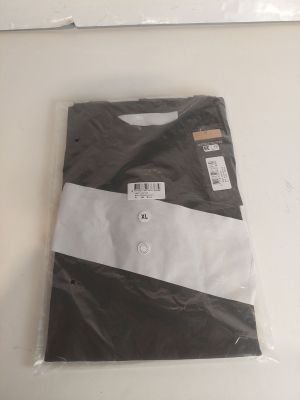 un t-shirt noir et blanc orné d'une bande blanche