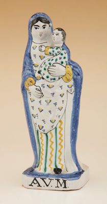 un gros plan sur une figurine représentant une femme tenant un enfant dans ses bras