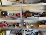 de nombreux outils et fournitures rangés sur les étagères du garage