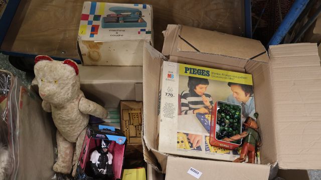 Carton de jouets : machine à coudre enfant, jeu pièges, ours anci...
