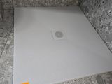 une photo d'une salle de bains avec une douche et un sol carrelé