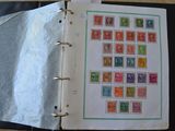 un classeur contenant beaucoup de timbres