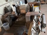 une photo d'un établi dans un atelier, sur lequel sont posés des outils