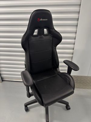 La chaise de bureau noire est placée devant une porte de garage