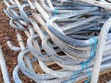 un tas de tuyaux métalliques posé sur un tas de bois