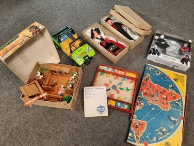 beaucoup de jouets posés sur le sol