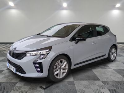 une voiture blanche garée dans un garage au sol en damier