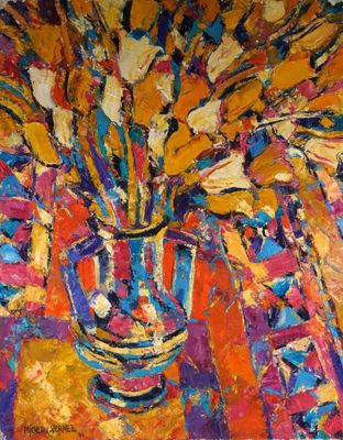 tableau représentant des fleurs dans un vase posé sur une table dans une pièce