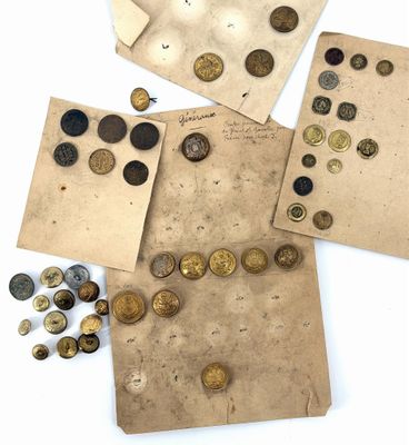 quelques morceaux de vieux papier et de vieilles pièces de monnaie posés sur une surface blanche