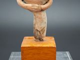 une image représentant une sculpture d'une femme tenant un bébé dans ses bras