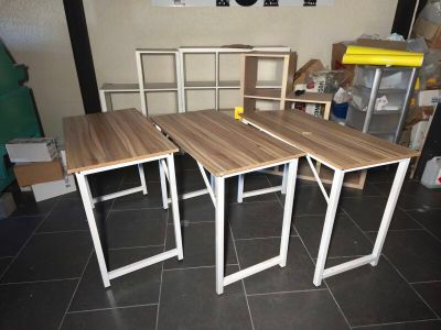 trois tables posées sur un sol carrelé