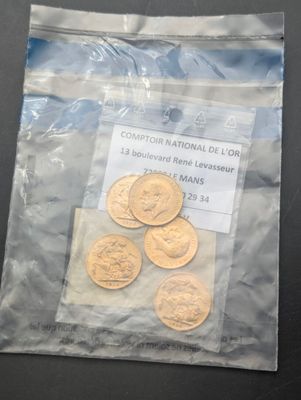un sac de pièces posé sur une table, sur lequel est collée une étiquette