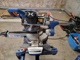 une machine posée sur une table dans un garage
