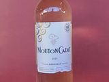 une bouteille de vin posée sur une table