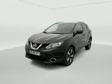 une Nissan QX noire garée dans une pièce blanche