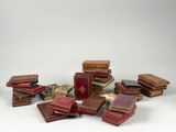 plusieurs livres empilés sur une table