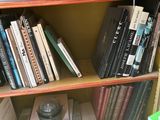 une étagère sur laquelle sont posés de nombreux livres