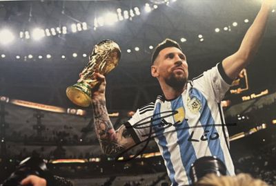 Lionel Marao, de l'Argentine, brandissant le trophée de la Coupe du monde devant une foule nombreuse