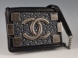 Pochette Chanel à perles noires et argentées