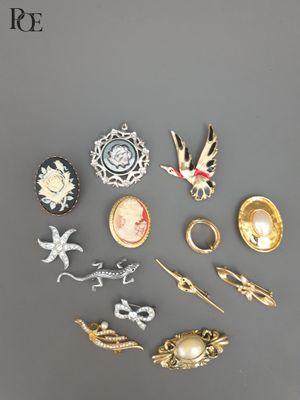 plusieurs types de broches, disposées sur un fond gris